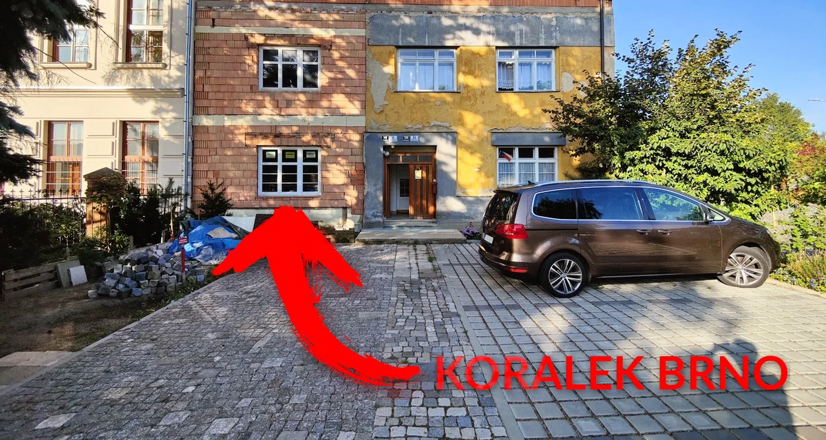 Budova obchodu Korálek Brno s parkováním před vchodem